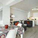 Apartamento Elegante Con Vistas Frontales Al Mar En