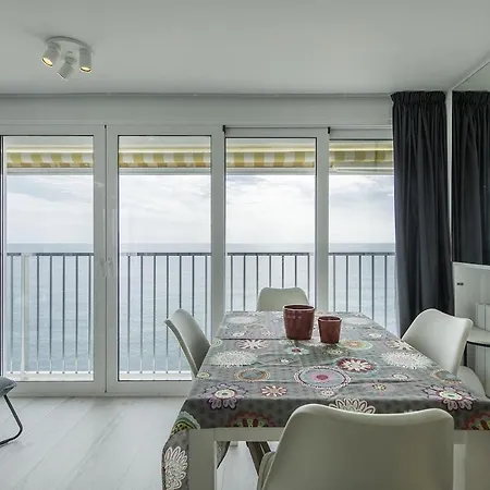 Elegante Con Vistas Frontales Al Mar En