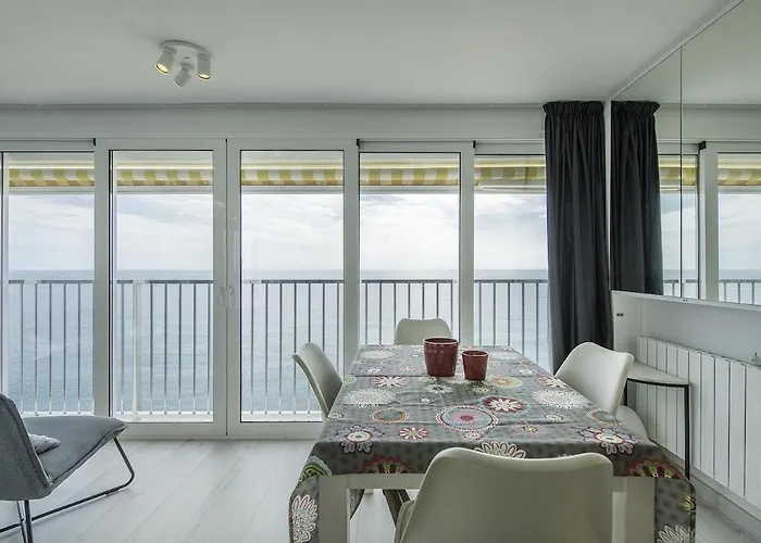 Elegante Con Vistas Frontales Al Mar En